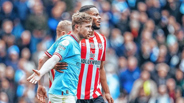 Brentford superó como visitante a Manchester City y le impidió llegar a la cima de la Premier League. Brentford superó como visitante a Manchester City y le impidió llegar a la cima de la Premier League.