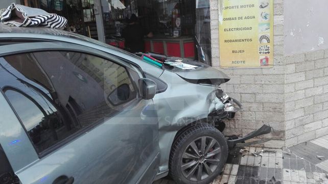 Chocó cinco autos y terminó incrustado en la ochava de un local comercial
