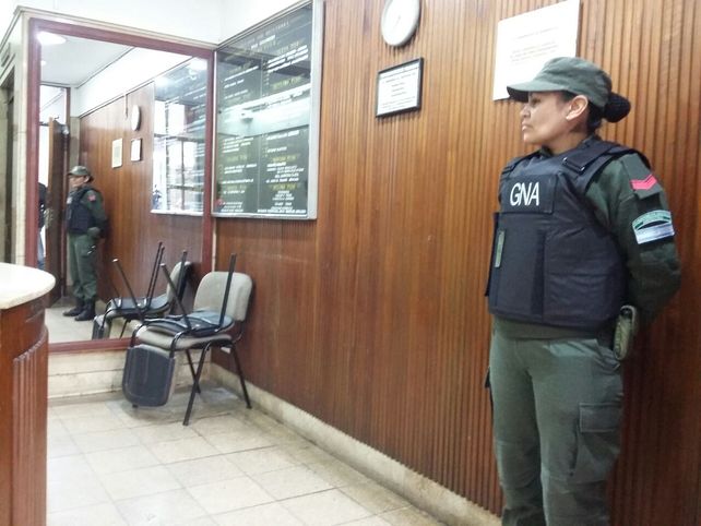 Personal de Gendarmería Nacional custodia la oficina allanada en Córdoba al 1200.&nbsp;
