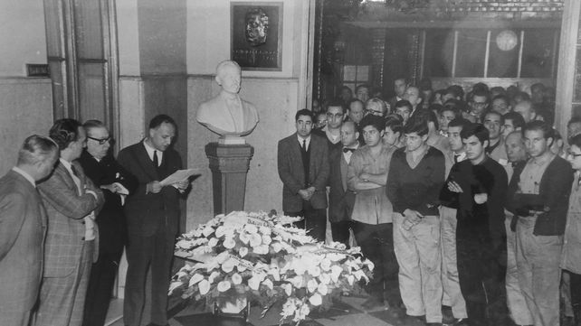 Homenaje en 1966 de los trabajadores del Diario La Capital a quien fuera su director