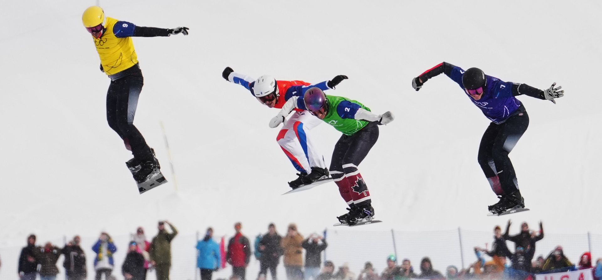 El austriaco Alessandro Haemmerle (7), el canadiense Eliot Grondin (2), el austriaco Jakob Dusek (9) y el francés Aidan Chollet (1) compiten durante la final masculina de snowboard cross en los Juegos Olímpicos de Invierno de 2026, en Livigno, Italia, el jueves 12 de febrero de 2026. (Foto AP/Lindsey Wasson)