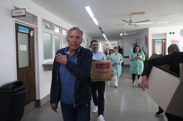 El gesto solidario de Russo: llegó de sorpresa al Hospital Vilela y regaló juguetes a los chicos internados