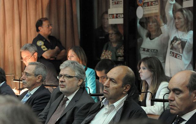 Al banquillo. Los ex secretarios de Transporte Ricardo Jaime y Juan Pablo Schiavi (1º y 2ª desde la izquierda).