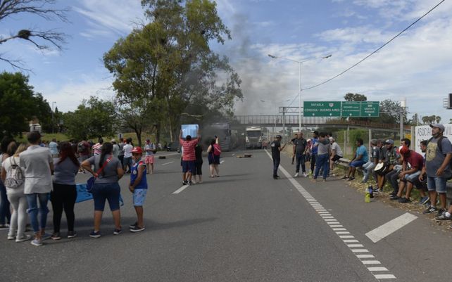 Los pescadores cortan el puente Rosario-Victoria en protesta por la decisión jucicial que impuyso la veda de la pesca en la provincia.&nbsp;