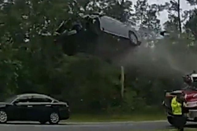 El vuelo del auto fue captado por la cámara corporal de un policía.