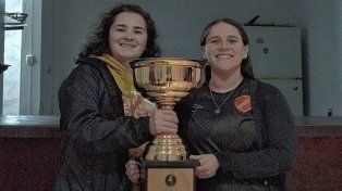 Dana Peralta y Cecilia Frias elevan el trofeo que conquistó Español