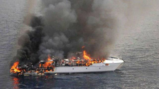Pavoroso. El Spirit of 1770 presa de las llamas frente a costas australianas.