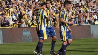 Tobías Cervera y Juan Cruz Komar, autores de los goles canallas, se abrazan en el Gigante.&nbsp;