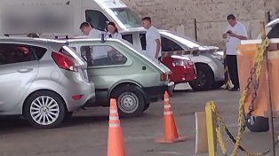Avisos de ATER en los parabrisas de autos en playas de estacionamiento privadas de Paraná genera quejas de los titulares del Impuesto Automotor