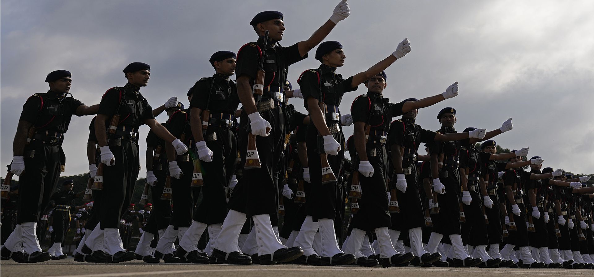 El primer grupo de soldados reclutados por el ejército indio bajo el esquema Agniveer marcha durante su desfile de graduación en Bangalore, India, el viernes 4 de agosto de 2023. (Foto AP/Aijaz Rahi) El primer grupo de soldados reclutados por el ejército indio bajo el esquema Agniveer marcha durante su desfile de graduación en Bangalore, India, el viernes 4 de agosto de 2023. (Foto AP/Aijaz Rahi)