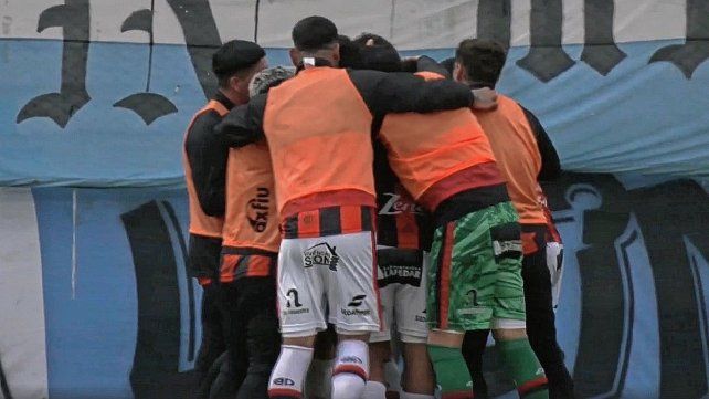 Los jugadores de Patronato festejan el gol de Alejo Miró.