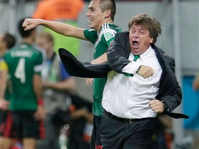 Las elocuentes caras del DT de México en el festejo del segundo gol