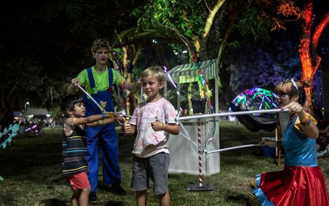 A jugar con las burbujas. Niñas y niños