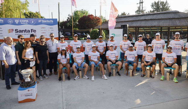 Los nadadores realizaron un sprint demostrativo en Piedras Blancas sobre la costanera este de la ciudad de Santa Fe.