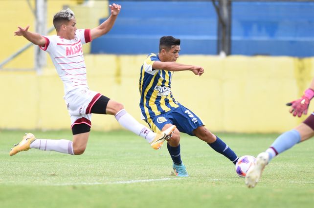 El primero. El lateral izquierdo Lautaro Figueroa sacar el remate cruzado y marca el tanto de Central.