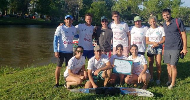 El equipo completo del Club de Esqu&iacute; y Wake de Gualeguay que trabajan en la organizaci&oacute;n de la competencia.&nbsp;