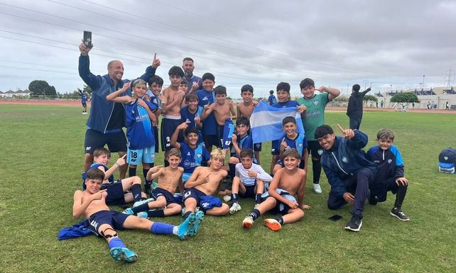 Campeones de la vida. Los chicos de la escuela de fútbol Islas Malvinas salieron campeones en Chile.