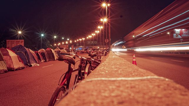 Acampe en el puente Victoria-Rosario por una ley de Humedales