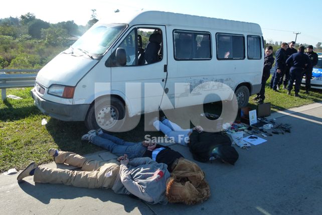 Cinematográfica persecución policial con una gavilla de ladrones apresada