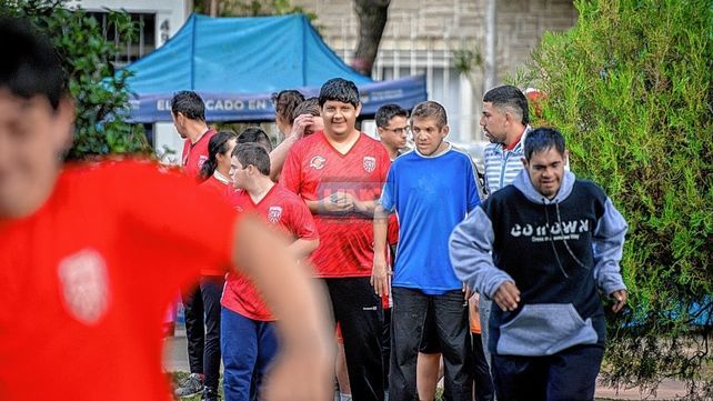 Escuela Amigos. Jugadores con discapacidades practican básquet en Talleres y viven la vida de la institución.