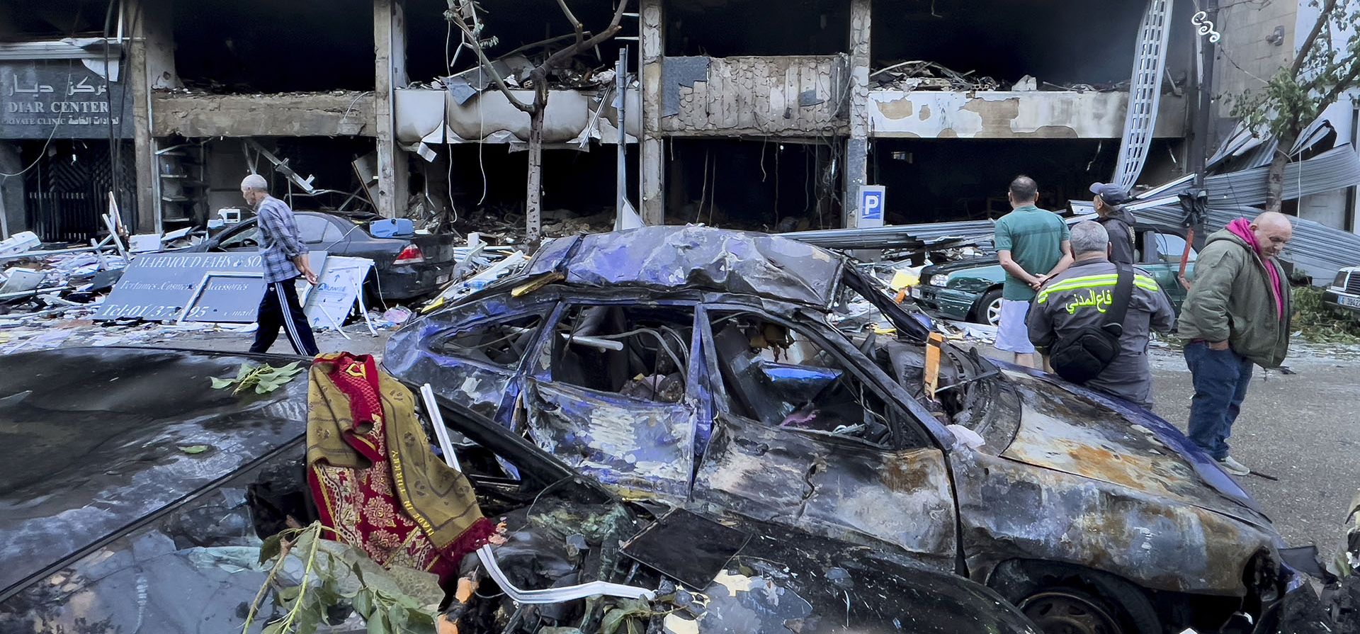 Hombres inspeccionan los daños frente a tiendas destruidas que fueron alcanzadas el domingo por la noche en un ataque aéreo israelí en el centro de Beirut, Líbano, el lunes 18 de noviembre de 2024. (Foto AP/Hussein Malla) Hombres inspeccionan los daños frente a tiendas destruidas que fueron alcanzadas el domingo por la noche en un ataque aéreo israelí en el centro de Beirut, Líbano, el lunes 18 de noviembre de 2024. (Foto AP/Hussein Malla)