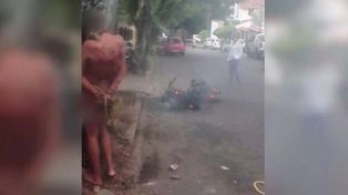 Comerciantes atan desnudo a un poste a un adolescente al que sorprendieron robando