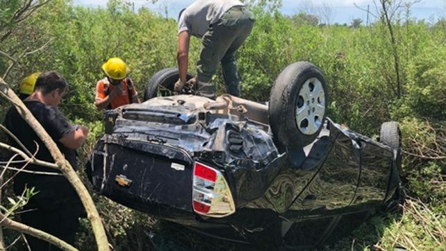 Susto. El auto siniestrado quedó con las cuatro cubiertas para arriba