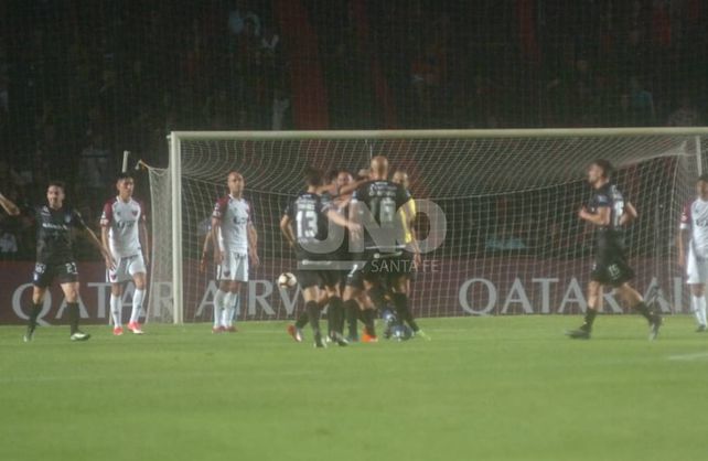 Colón fue un calco del semestre pasado y perdió con Argentinos por la Sudamericana