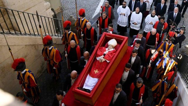 El equipo de Luis Novaresio consiguió pasajes y alojamiento para los familiares del Papa Francisco en Roma