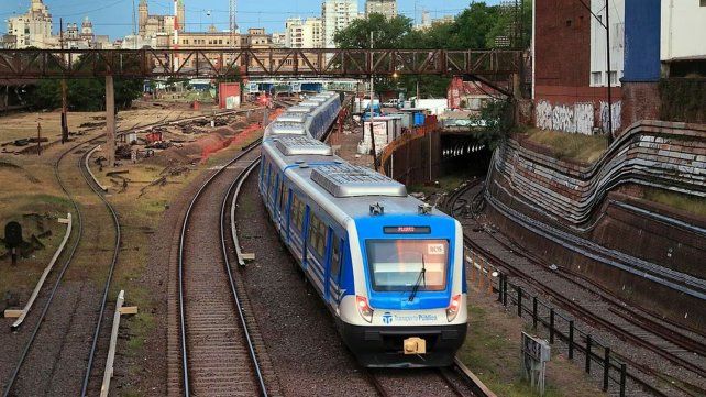 Un ciclista que circulaba con auriculares murió atropellado por un tren en Buenos Aires