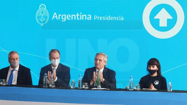 Alberto Fernández: Tenemos el desafío de garantizar que quien estudia encuentre salida laboral rápido