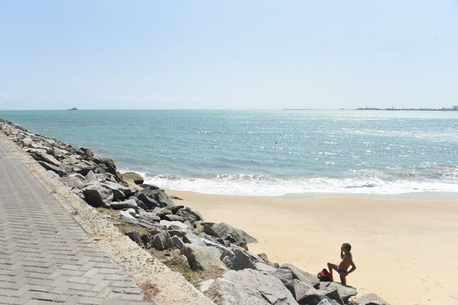 El bañista disfruta de la inmensidad del mar.