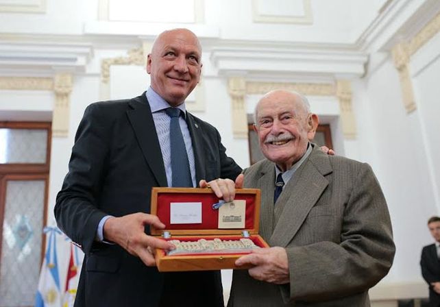 “Es un orgullo decir que la provincia de Santa Fe paga el 82 por ciento móvil”