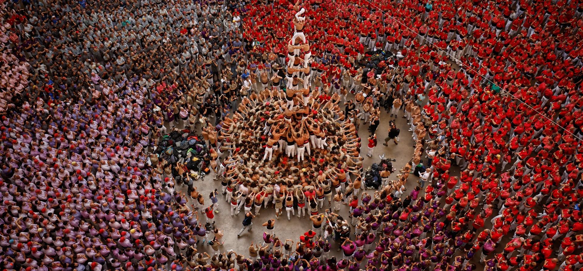 Los miembros del grupo de Xiquets de Reus forman un castell o torre humana durante el concurso bianual de castellers en Tarragona, España. Fotografía: Albert Gea/Reuters Los miembros del grupo de Xiquets de Reus forman un castell o torre humana durante el concurso bianual de castellers en Tarragona, España. Fotografía: Albert Gea/Reuters
