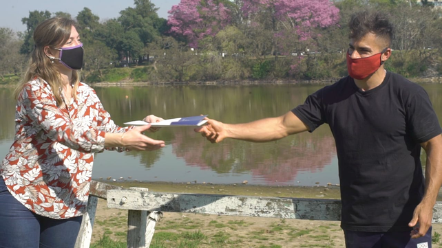 La diputada provincial Natalia Armas Belavi entrega la ayuda al palista local Rubén Rézola en el Quillá.