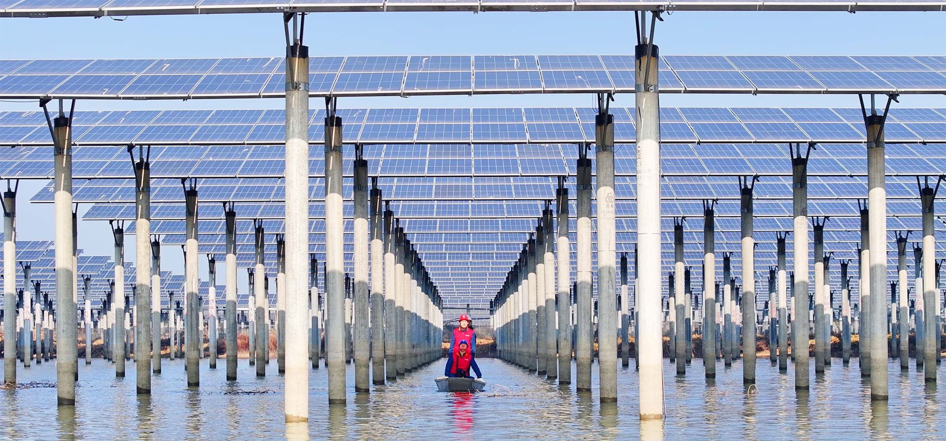 Trabajadores realizan visitas de inspección a las instalaciones de generación de energía del proyecto híbrido de energía pesquera y solar de 1,5 millones de kW junto al lago Yanghu en Qinlan, Tianchang, China. Fotografía: Costfoto/NurPhoto/Shutterstock