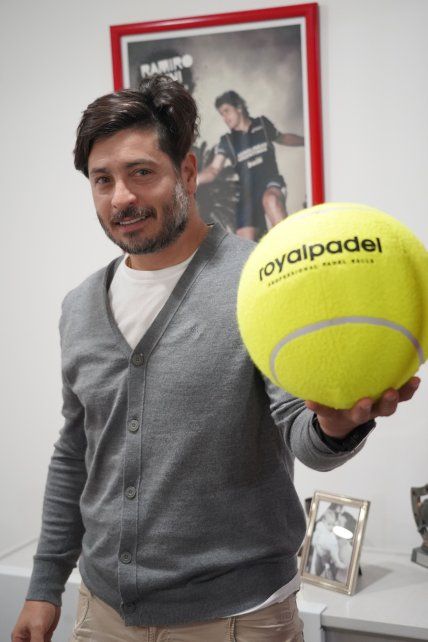 Ramiro Nanni llegó a ser uno de los mejores jugadores de pádel del mundo. Hoy lidera una planta en Ricardone desde donde exporta a todo el mundo.