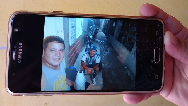 Andres Pizarro y su cuñado Brian Soto en el pasillo en el que vivían en barrio San Francisquito.