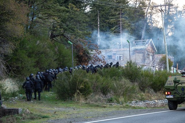 Momento del despliegue de los efectivos del Comando Unificado de fuerzas de seguridad en Villa Mascardi