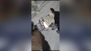 El delincuente intentó golpear a un repartidor de Pedidos Ya con una cadena para robarle la moto. Los&nbsp; vecinos entregaron al ladrón a los policías.