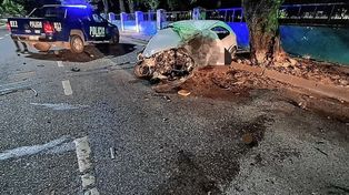 Siniestro fatal. Así quedó el Corsa tras el violento impacto contra un árbol en la costanera santafesina.