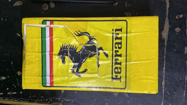 El ladrillo de cocaína con la insignia de la famosa fábrica de autos
