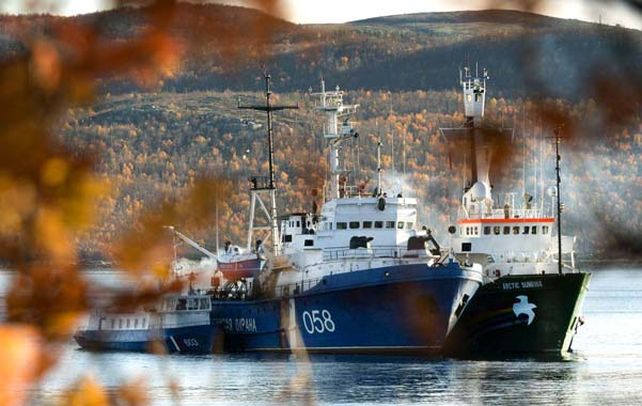Anclados en Murmansk. Greenpeace trató de abordar una plataforma petrolera con el rompehielos Artic Sunrise.