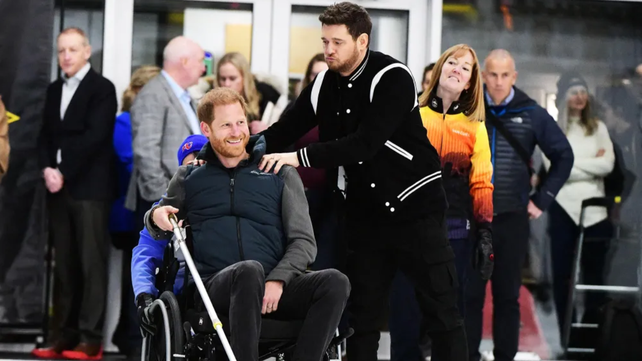 El príncipe Harry y Bublé jugaron juntos al curling adapto a silla de ruedas.