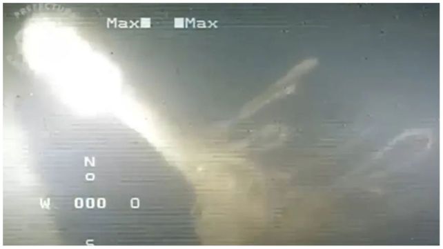 Una imagen de lo que sería el periscopio del submarino enterrado a unos 28 metros de profundidad.