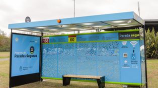 Las paradas de colectivos con cámaras y botón antipánico.