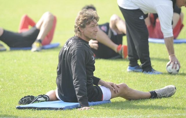 El Gringo Heinze jugó su primer partido del torneo y desató el trámite del juego con un cabezazo casi de rodillas. Gran celebración en el Coloso.