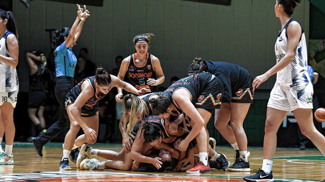 Las chicas de Rocamora festejan el gran triunfo ante Corrientes.
