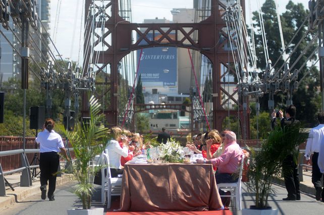 El Puente Colgante se transformó por primera vez en un comedor a favor de la solidaridad