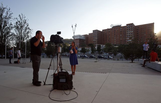 Barcelona. Los periodistas se apostaron ayer frente al Hospital Materno Infantil del Valle de Hebrón.&nbsp;